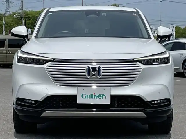 ホンダ ヴェゼル ハイブリッド e:HEV Z 道央・札幌 2023(令5)年 2.8万km プラチナホワイトパール ４WD/純正ディーラーOPナビ/CD/DVD/BT/フルセグ/衝突被害軽減ブレーキ/横滑り防止装置/アダプティブクルーズコントロール/ダウンヒルアシストコントロール/レーンキープアシスト/クリアランスソナー/ブラインドスポットモニター/バックカメラ/ビルトインETC/ドライブレコーダー/DRIVEMODE切替/ワイパーデアイサー/パワーバックドア/前席シートヒーター/ハーフレザーシート/革巻きステアリング/ステアリングリモコン/パドルシフト/ハンドルヒーター/電動パーキング/ブレーキホールド/プッシュスタート/スマートキー/LEDヘッドライト/オートライト/フォグランプ/電動格納ミラー/ヒーテッドドアミラー/ウィンカーミラー/純正フロアマット/ドアバイザー/スペアキー/純正エンジンスターター