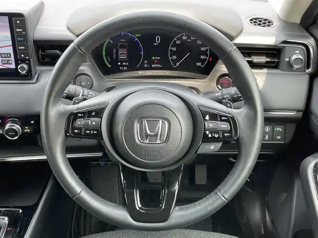 ホンダ ヴェゼル ハイブリッド e:HEV Z 道央・札幌 2023(令5)年 2.8万km プラチナホワイトパール ４WD/純正ディーラーOPナビ/CD/DVD/BT/フルセグ/衝突被害軽減ブレーキ/横滑り防止装置/アダプティブクルーズコントロール/ダウンヒルアシストコントロール/レーンキープアシスト/クリアランスソナー/ブラインドスポットモニター/バックカメラ/ビルトインETC/ドライブレコーダー/DRIVEMODE切替/ワイパーデアイサー/パワーバックドア/前席シートヒーター/ハーフレザーシート/革巻きステアリング/ステアリングリモコン/パドルシフト/ハンドルヒーター/電動パーキング/ブレーキホールド/プッシュスタート/スマートキー/LEDヘッドライト/オートライト/フォグランプ/電動格納ミラー/ヒーテッドドアミラー/ウィンカーミラー/純正フロアマット/ドアバイザー/スペアキー/純正エンジンスターター