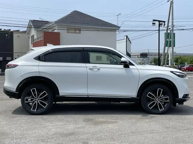 ホンダ ヴェゼル ハイブリッド e:HEV Z 道央・札幌 2023(令5)年 2.8万km プラチナホワイトパール ４WD/純正ディーラーOPナビ/CD/DVD/BT/フルセグ/衝突被害軽減ブレーキ/横滑り防止装置/アダプティブクルーズコントロール/ダウンヒルアシストコントロール/レーンキープアシスト/クリアランスソナー/ブラインドスポットモニター/バックカメラ/ビルトインETC/ドライブレコーダー/DRIVEMODE切替/ワイパーデアイサー/パワーバックドア/前席シートヒーター/ハーフレザーシート/革巻きステアリング/ステアリングリモコン/パドルシフト/ハンドルヒーター/電動パーキング/ブレーキホールド/プッシュスタート/スマートキー/LEDヘッドライト/オートライト/フォグランプ/電動格納ミラー/ヒーテッドドアミラー/ウィンカーミラー/純正フロアマット/ドアバイザー/スペアキー/純正エンジンスターター