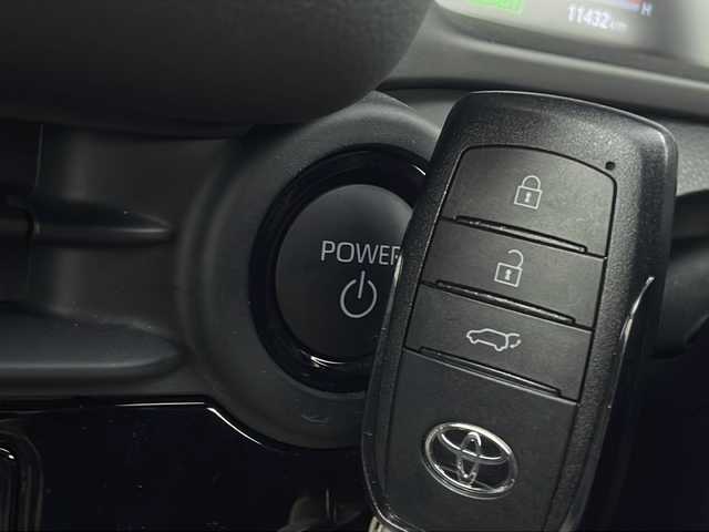 トヨタ クラウン スポーツ Z 新潟県 2023(令5)年 1.2万km プレシャスホワイトパール 4WD/トヨタセーフティーセンス/純正ナビ/　　フルセグ/BT/Miracast/FM/AM/アラウンドビューモニター/パワーバックドア/レーダークルーズコントロール/LEDオートライト/オートマチックハイビーム/レザーシート/パワーシート/シートメモリー/シートヒーター/エアシート/純正インチアルミホイール/デジタルインナーミラー/ブラインドスポットモニター/ガラスルーフ/ステアリングスイッチ/TypeCポート/置くだけ充電/スマートキー/ビルトインETC2.0