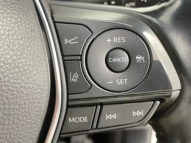 トヨタ クラウン ハイブリッド RS 千葉県 2018(平30)年 6.9万km プレシャスシルバー 禁煙車　/セーフティセンス　/純正メーカーナビ/・DVD CD再生機能/・Bluetooth接続/・フルセグTV/レーダークルーズコントロール　/レーンキープアシスト　/コーナーセンサー　/パーキングサポートブレーキ　/バックカメラ　/ロードサインアシスト/パワーシート/シートヒーター/ハンドルヒーター/LEDヘッドライト/ETC/シーケンシャルウィンカー/ステアリングリモコン