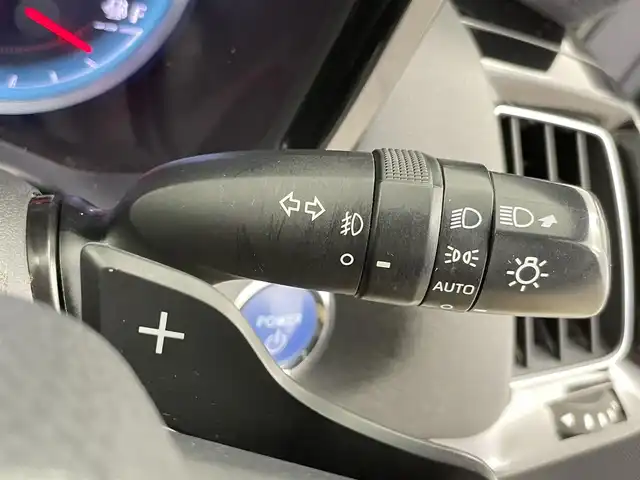 トヨタ クラウン ハイブリッド RS 千葉県 2018(平30)年 6.9万km プレシャスシルバー 禁煙車　/セーフティセンス　/純正メーカーナビ/・DVD CD再生機能/・Bluetooth接続/・フルセグTV/レーダークルーズコントロール　/レーンキープアシスト　/コーナーセンサー　/パーキングサポートブレーキ　/バックカメラ　/ロードサインアシスト/パワーシート/シートヒーター/ハンドルヒーター/LEDヘッドライト/ETC/シーケンシャルウィンカー/ステアリングリモコン