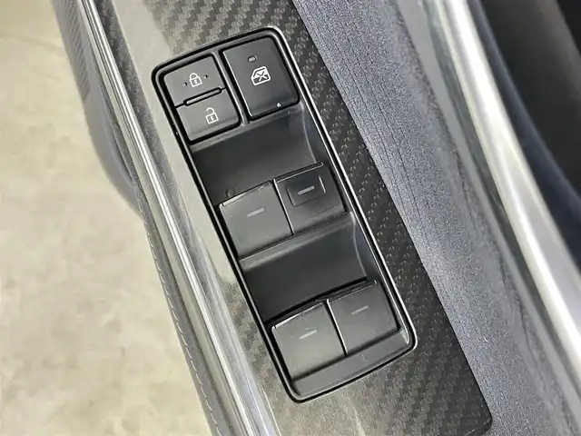 トヨタ クラウン ハイブリッド RS 千葉県 2018(平30)年 6.9万km プレシャスシルバー 禁煙車　/セーフティセンス　/純正メーカーナビ/・DVD CD再生機能/・Bluetooth接続/・フルセグTV/レーダークルーズコントロール　/レーンキープアシスト　/コーナーセンサー　/パーキングサポートブレーキ　/バックカメラ　/ロードサインアシスト/パワーシート/シートヒーター/ハンドルヒーター/LEDヘッドライト/ETC/シーケンシャルウィンカー/ステアリングリモコン