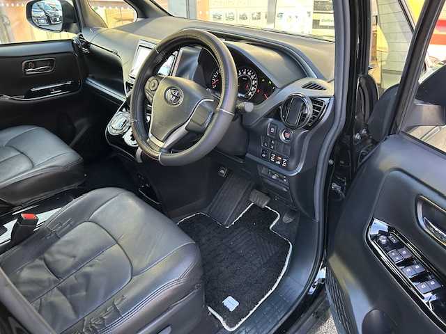 トヨタ ヴォクシー ZS 煌Ⅱ 埼玉県 2020(令2)年 2.9万km ブラック トヨタセーフティーセンス/・プリクラッシュセーフティ/・レーンディパーチャーアラート/・オートマチックハイビーム/・先行車発進告知機能/両側パワースライドドア/パワーバックドア/純正9インチメモリナビ/バックカメラ/フルセグTV/前後コーナーセンサー/前後ドライブレコーダー/ETC/ステアリングスイッチ/LEDヘッドライト/LEDフィグランプ/革調シートカバー/保証書/取扱説明書
