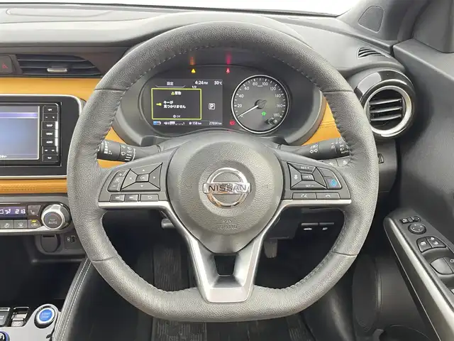 日産 キックス X ツートーンインテリアED 千葉県 2020(令2)年 2.7万km ブリリアントホワイトパール エマージェンシーブレーキ/社外ナビ（CN-RE07WD）/CD/DVD/SD/USB/Bluetooth/フルセグTV/アラウンドビューモニター/プロパイロット/レーダークルーズコントロール/レーンアシスト/横滑り防止機能/LEDオートライト/ETC/ツートン合皮シート/シートヒーター/ハンドルヒーター/電動パーキングブレーキ/オートブレーキホールド/純正17インチアルミホイール/フロアマット/スマートキー