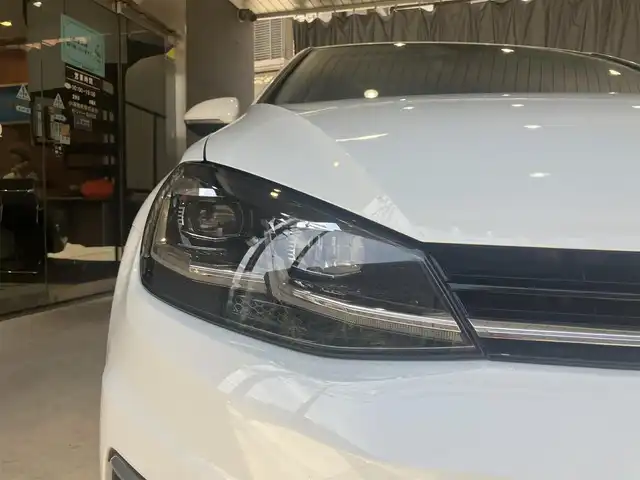 フォルクスワーゲン ゴルフ TSI ハイライン テックED 東京都 2018(平30)年 2.9万km ピュアホワイト ワンオーナー/純正9.2インチナビ（DVD・CD再生可)/フルセグテレビ/Bluetooth/アダプティブクルーズコントロール/バックカメラ/純正フロアマット/純正HIDヘッドライト/純正フォグ(前後)/純正17インチアルミ/スマートキー/エンジンプッシュスタート/ウィンカーミラー/オートライト/パドルシフト/ドアバイザー/ISOFIX/ビルトインETC2.0/保証書有り/スペアキー1本