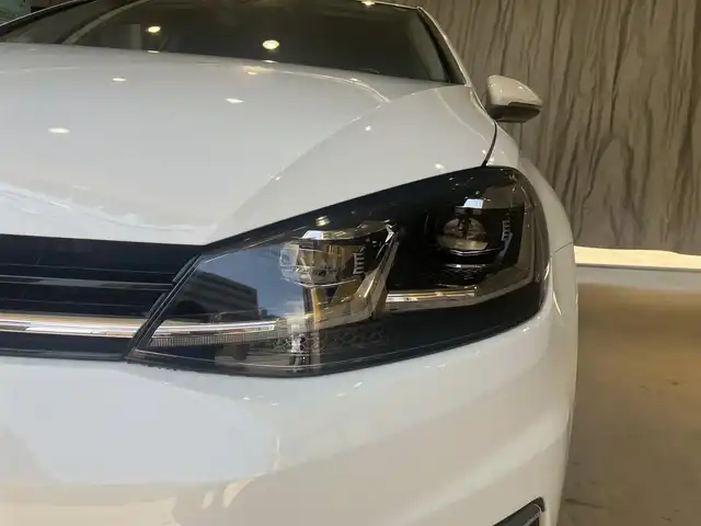 フォルクスワーゲン ゴルフ TSI ハイライン テックED 東京都 2018(平30)年 2.9万km ピュアホワイト ワンオーナー/純正9.2インチナビ（DVD・CD再生可)/フルセグテレビ/Bluetooth/アダプティブクルーズコントロール/バックカメラ/純正フロアマット/純正HIDヘッドライト/純正フォグ(前後)/純正17インチアルミ/スマートキー/エンジンプッシュスタート/ウィンカーミラー/オートライト/パドルシフト/ドアバイザー/ISOFIX/ビルトインETC2.0/保証書有り/スペアキー1本