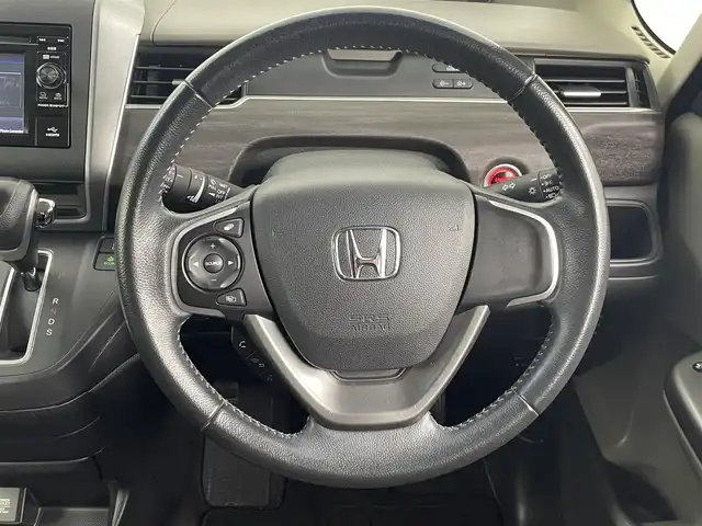 ホンダ フリード G 埼玉県 2016(平28)年 4.3万km クリスタルブラックパール モデューロエアロ/純正ディスプレイオーディオ/(CD/USB/HDMI/Bluetooth/ipod/AM/FM)/Sパッケージ/● 本革巻ステアリングホイール/●コンビシート&専用インテリア/●シートバックアッパーポケット/●LEDヘッドライト＋LEDアクティブコーナリングライト/地デジワンセグ/バックカメラ/ETC/片側パワースライドドア/アイドリングストップ/プッシュスタート/ステアリングリモコン/ウィンカーミラー/純正フロアマット/純正ドアバイザー/純正15インチアルミホイール
