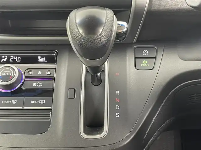 ホンダ フリード G 埼玉県 2016(平28)年 4.3万km クリスタルブラックパール モデューロエアロ/純正ディスプレイオーディオ/(CD/USB/HDMI/Bluetooth/ipod/AM/FM)/Sパッケージ/● 本革巻ステアリングホイール/●コンビシート&専用インテリア/●シートバックアッパーポケット/●LEDヘッドライト＋LEDアクティブコーナリングライト/地デジワンセグ/バックカメラ/ETC/片側パワースライドドア/アイドリングストップ/プッシュスタート/ステアリングリモコン/ウィンカーミラー/純正フロアマット/純正ドアバイザー/純正15インチアルミホイール