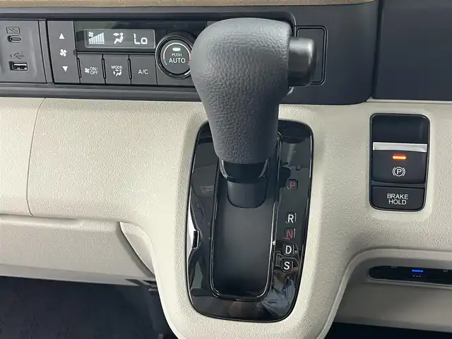 ホンダ Ｎ ＢＯＸ 滋賀県 2024(令6)年 0.4万km プレミアムサンライトホワイトパール 純正８インチナビ/（AM/FM/CD/DVD/フルセグTV/Bluetooth/USB）/バックカメラ/片側パワースライドドア/前席シートヒーター/前方ドライブレコーダー/追従型クルーズコントロール/LEDヘッドライト/電動パーキングブレーキ/ブレーキホールド/ステアリングスイッチ/ETC