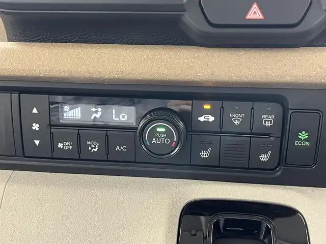 ホンダ Ｎ ＢＯＸ 滋賀県 2024(令6)年 0.4万km プレミアムサンライトホワイトパール 純正８インチナビ/（AM/FM/CD/DVD/フルセグTV/Bluetooth/USB）/バックカメラ/片側パワースライドドア/前席シートヒーター/前方ドライブレコーダー/追従型クルーズコントロール/LEDヘッドライト/電動パーキングブレーキ/ブレーキホールド/ステアリングスイッチ/ETC