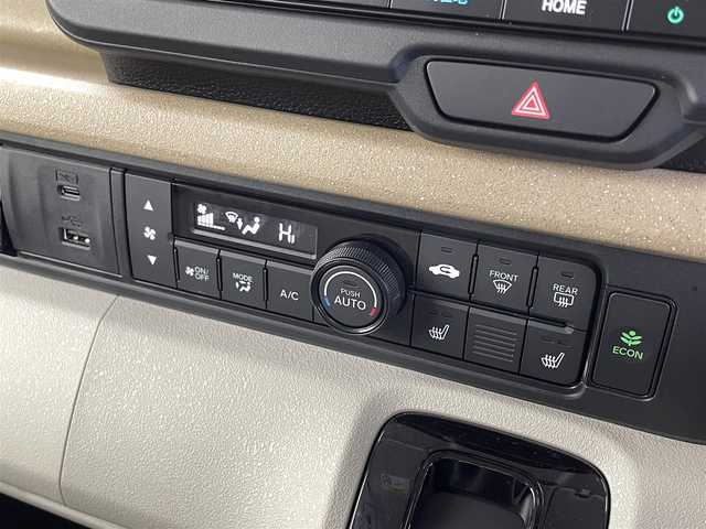 ホンダ Ｎ ＢＯＸ 福井県 2024(令6)年 0.4万km プレミアムサンライトホワイトパール 純正８インチナビ/【AM/FM/CD/DVD/フルセグTV/Bluetooth/USB】/バックカメラ/ETC/片側パワースライドドア/前席シートヒーター/前方ドライブレコーダー/追従型クルーズコントロール/オートライト/LEDヘッドライト/電動パーキングブレーキ/ブレーキホールド/ステアリングスイッチ