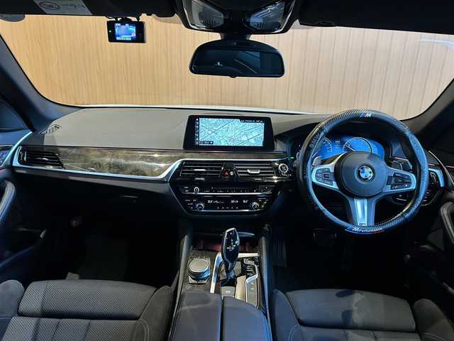 ＢＭＷ ５２３ｄ Mスポーツ 宮城県 2019(平31)年 5.7万km アルピンホワイトⅢ イノベーションパッケージ/アクティブクルーズコントロール/レーンキープアシスト/レーンチェンジウォーニング/ヘッドアップディスプレイ/iDriveナビゲーションシステム/フルセグTV/全方位カメラ/LEDヘッドライト/オートマチックハイビーム/メモリ機能付きパワーシート/コンフォートアクセス/パワートランク/純正19インチAW/ドライブレコーダー/ETC2.0車載器/ワイヤレスチャージング