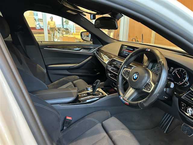 ＢＭＷ ５２３ｄ Mスポーツ 宮城県 2019(平31)年 5.7万km アルピンホワイトⅢ イノベーションパッケージ/アクティブクルーズコントロール/レーンキープアシスト/レーンチェンジウォーニング/ヘッドアップディスプレイ/iDriveナビゲーションシステム/フルセグTV/全方位カメラ/LEDヘッドライト/オートマチックハイビーム/メモリ機能付きパワーシート/コンフォートアクセス/パワートランク/純正19インチAW/ドライブレコーダー/ETC2.0車載器/ワイヤレスチャージング