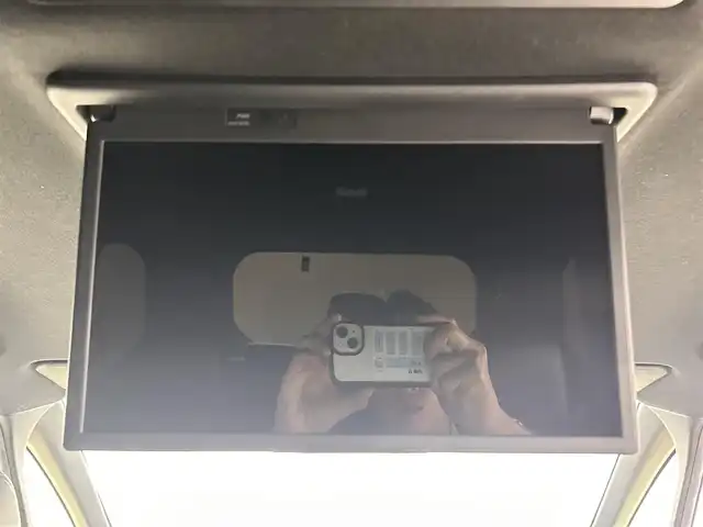 トヨタ ヴォクシー ハイブリッド S－Z 熊本県 2023(令5)年 2.9万km グリッターブラックガラスフレーク 純正10.5インチナビ/CD/DVD/フルセグTV/Bluetooth/純正14インチフリップダウンモニター/両側パワースライドドア/トヨタセーフティセンス/プリクラッシュセーフティ/レーンディパーチャーアラート/クリアランスソナー/パーキングサポートブレーキ/ロードサインアシスト/プロアクティブドライビングアシスト/快適利便パッケージ/ユニバーサルステップ/ハーフレザーシート/シートヒーター/オットマン/１００V充電/追従付きクルーズコントロール/オートハイビーム/前後ドライブレコーダー/ビルトインETC2.0/フロアマット/純正ドアバイザー/純正17インチアルミホイール