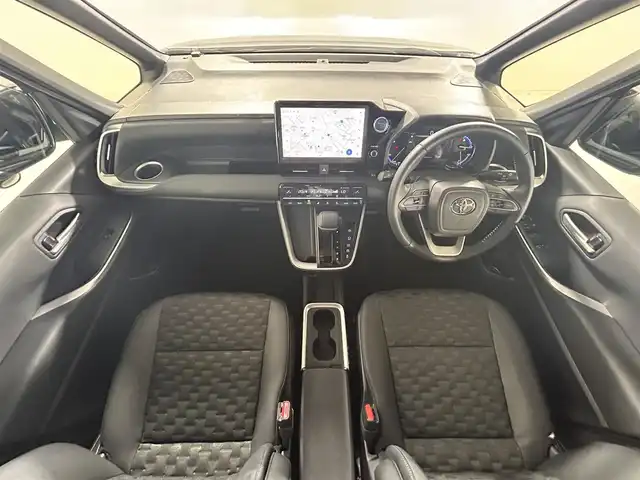 トヨタ ヴォクシー ハイブリッド S－Z 熊本県 2023(令5)年 2.9万km グリッターブラックガラスフレーク 純正10.5インチナビ/CD/DVD/フルセグTV/Bluetooth/純正14インチフリップダウンモニター/両側パワースライドドア/トヨタセーフティセンス/プリクラッシュセーフティ/レーンディパーチャーアラート/クリアランスソナー/パーキングサポートブレーキ/ロードサインアシスト/プロアクティブドライビングアシスト/快適利便パッケージ/ユニバーサルステップ/ハーフレザーシート/シートヒーター/オットマン/１００V充電/追従付きクルーズコントロール/オートハイビーム/前後ドライブレコーダー/ビルトインETC2.0/フロアマット/純正ドアバイザー/純正17インチアルミホイール