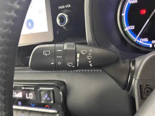 トヨタ ヴォクシー ハイブリッド S－Z 熊本県 2023(令5)年 2.9万km グリッターブラックガラスフレーク 純正10.5インチナビ/CD/DVD/フルセグTV/Bluetooth/純正14インチフリップダウンモニター/両側パワースライドドア/トヨタセーフティセンス/プリクラッシュセーフティ/レーンディパーチャーアラート/クリアランスソナー/パーキングサポートブレーキ/ロードサインアシスト/プロアクティブドライビングアシスト/快適利便パッケージ/ユニバーサルステップ/ハーフレザーシート/シートヒーター/オットマン/１００V充電/追従付きクルーズコントロール/オートハイビーム/前後ドライブレコーダー/ビルトインETC2.0/フロアマット/純正ドアバイザー/純正17インチアルミホイール