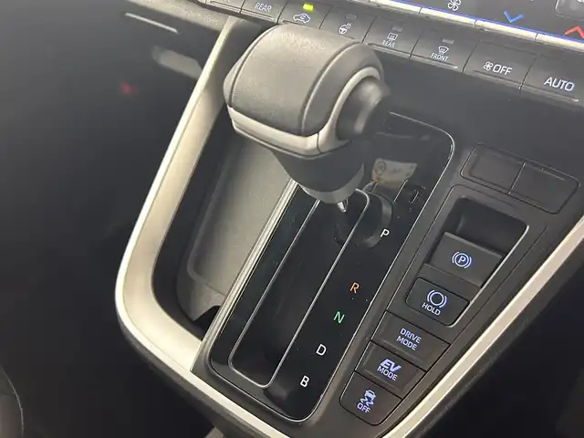 トヨタ ヴォクシー ハイブリッド S－Z 熊本県 2023(令5)年 2.9万km グリッターブラックガラスフレーク 純正10.5インチナビ/CD/DVD/フルセグTV/Bluetooth/純正14インチフリップダウンモニター/両側パワースライドドア/トヨタセーフティセンス/プリクラッシュセーフティ/レーンディパーチャーアラート/クリアランスソナー/パーキングサポートブレーキ/ロードサインアシスト/プロアクティブドライビングアシスト/快適利便パッケージ/ユニバーサルステップ/ハーフレザーシート/シートヒーター/オットマン/１００V充電/追従付きクルーズコントロール/オートハイビーム/前後ドライブレコーダー/ビルトインETC2.0/フロアマット/純正ドアバイザー/純正17インチアルミホイール