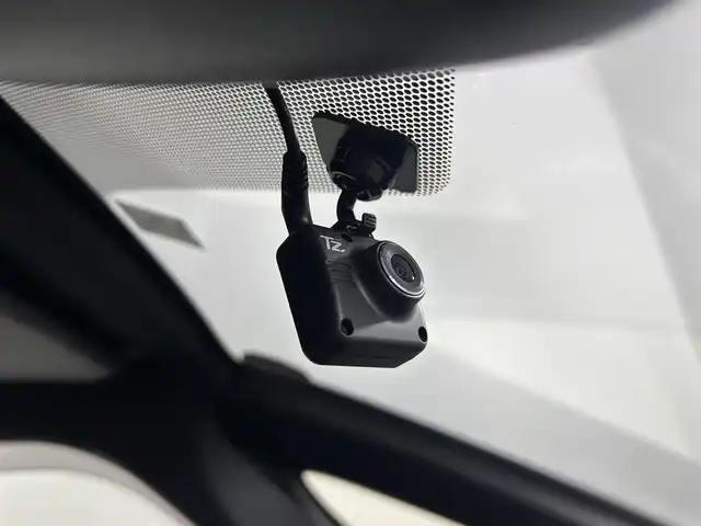 トヨタ ヴォクシー ハイブリッド S－Z 熊本県 2023(令5)年 2.9万km グリッターブラックガラスフレーク 純正10.5インチナビ/CD/DVD/フルセグTV/Bluetooth/純正14インチフリップダウンモニター/両側パワースライドドア/トヨタセーフティセンス/プリクラッシュセーフティ/レーンディパーチャーアラート/クリアランスソナー/パーキングサポートブレーキ/ロードサインアシスト/プロアクティブドライビングアシスト/快適利便パッケージ/ユニバーサルステップ/ハーフレザーシート/シートヒーター/オットマン/１００V充電/追従付きクルーズコントロール/オートハイビーム/前後ドライブレコーダー/ビルトインETC2.0/フロアマット/純正ドアバイザー/純正17インチアルミホイール