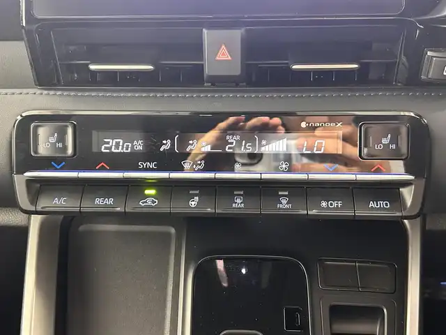 トヨタ ヴォクシー ハイブリッド S－Z 熊本県 2023(令5)年 2.9万km グリッターブラックガラスフレーク 純正10.5インチナビ/CD/DVD/フルセグTV/Bluetooth/純正14インチフリップダウンモニター/両側パワースライドドア/トヨタセーフティセンス/プリクラッシュセーフティ/レーンディパーチャーアラート/クリアランスソナー/パーキングサポートブレーキ/ロードサインアシスト/プロアクティブドライビングアシスト/快適利便パッケージ/ユニバーサルステップ/ハーフレザーシート/シートヒーター/オットマン/１００V充電/追従付きクルーズコントロール/オートハイビーム/前後ドライブレコーダー/ビルトインETC2.0/フロアマット/純正ドアバイザー/純正17インチアルミホイール