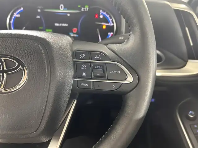 トヨタ ヴォクシー ハイブリッド S－Z 熊本県 2023(令5)年 2.9万km グリッターブラックガラスフレーク 純正10.5インチナビ/CD/DVD/フルセグTV/Bluetooth/純正14インチフリップダウンモニター/両側パワースライドドア/トヨタセーフティセンス/プリクラッシュセーフティ/レーンディパーチャーアラート/クリアランスソナー/パーキングサポートブレーキ/ロードサインアシスト/プロアクティブドライビングアシスト/快適利便パッケージ/ユニバーサルステップ/ハーフレザーシート/シートヒーター/オットマン/１００V充電/追従付きクルーズコントロール/オートハイビーム/前後ドライブレコーダー/ビルトインETC2.0/フロアマット/純正ドアバイザー/純正17インチアルミホイール