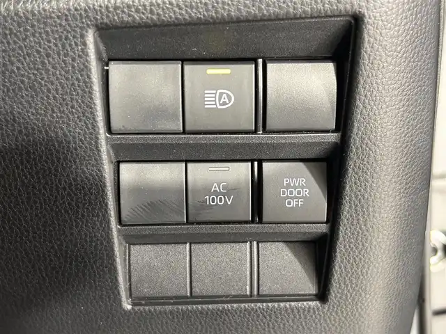 トヨタ ヴォクシー ハイブリッド S－Z 熊本県 2023(令5)年 2.9万km グリッターブラックガラスフレーク 純正10.5インチナビ/CD/DVD/フルセグTV/Bluetooth/純正14インチフリップダウンモニター/両側パワースライドドア/トヨタセーフティセンス/プリクラッシュセーフティ/レーンディパーチャーアラート/クリアランスソナー/パーキングサポートブレーキ/ロードサインアシスト/プロアクティブドライビングアシスト/快適利便パッケージ/ユニバーサルステップ/ハーフレザーシート/シートヒーター/オットマン/１００V充電/追従付きクルーズコントロール/オートハイビーム/前後ドライブレコーダー/ビルトインETC2.0/フロアマット/純正ドアバイザー/純正17インチアルミホイール