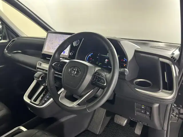 トヨタ ヴォクシー ハイブリッド S－Z 熊本県 2023(令5)年 2.9万km グリッターブラックガラスフレーク 純正10.5インチナビ/CD/DVD/フルセグTV/Bluetooth/純正14インチフリップダウンモニター/両側パワースライドドア/トヨタセーフティセンス/プリクラッシュセーフティ/レーンディパーチャーアラート/クリアランスソナー/パーキングサポートブレーキ/ロードサインアシスト/プロアクティブドライビングアシスト/快適利便パッケージ/ユニバーサルステップ/ハーフレザーシート/シートヒーター/オットマン/１００V充電/追従付きクルーズコントロール/オートハイビーム/前後ドライブレコーダー/ビルトインETC2.0/フロアマット/純正ドアバイザー/純正17インチアルミホイール