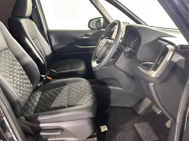 トヨタ ヴォクシー ハイブリッド S－Z 熊本県 2023(令5)年 2.9万km グリッターブラックガラスフレーク 純正10.5インチナビ/CD/DVD/フルセグTV/Bluetooth/純正14インチフリップダウンモニター/両側パワースライドドア/トヨタセーフティセンス/プリクラッシュセーフティ/レーンディパーチャーアラート/クリアランスソナー/パーキングサポートブレーキ/ロードサインアシスト/プロアクティブドライビングアシスト/快適利便パッケージ/ユニバーサルステップ/ハーフレザーシート/シートヒーター/オットマン/１００V充電/追従付きクルーズコントロール/オートハイビーム/前後ドライブレコーダー/ビルトインETC2.0/フロアマット/純正ドアバイザー/純正17インチアルミホイール