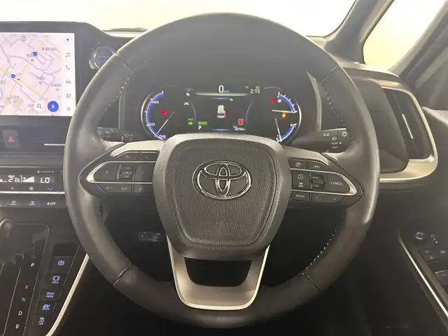 トヨタ ヴォクシー ハイブリッド S－Z 熊本県 2023(令5)年 2.9万km グリッターブラックガラスフレーク 純正10.5インチナビ/CD/DVD/フルセグTV/Bluetooth/純正14インチフリップダウンモニター/両側パワースライドドア/トヨタセーフティセンス/プリクラッシュセーフティ/レーンディパーチャーアラート/クリアランスソナー/パーキングサポートブレーキ/ロードサインアシスト/プロアクティブドライビングアシスト/快適利便パッケージ/ユニバーサルステップ/ハーフレザーシート/シートヒーター/オットマン/１００V充電/追従付きクルーズコントロール/オートハイビーム/前後ドライブレコーダー/ビルトインETC2.0/フロアマット/純正ドアバイザー/純正17インチアルミホイール
