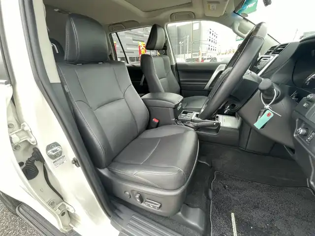 トヨタ ランドクルーザー プラド TX Lパッケージ 千葉県 2023(令5)年 2.7万km ホワイトパールクリスタルシャイン モデリスタエアロ(F/R)/サンルーフ/黒レザーシート/ALPINEビッグX11インチSDナビ【XF11NX】/・CD/DVD/MSV/Bluetooth/フルセグTV/ALPINEデジタルインナーミラー/前席パワーシート/前席シートヒーター/前席シートベンチレーション/トヨタセーフティーセンス/・プリクラッシュセーフティー/・レーンキープアシスト/・ロードサインアシスト/・オートマチックハイビーム/・アダプティブクルーズコントロール/電動格納サードシート/バックカメラ/スマートキー/前後コーナーセンサー/ルーフレール/ウッドコンビステアリング/サイドステップ/純正LEDヘッドライト/フォグランプ/ETC/社外ドライブレコーダー/サイド＆カーテンエアバッグ