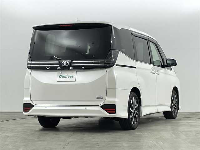 トヨタ ヴォクシー ハイブリッド S－Z 福島県 2023(令5)年 0.6万km ホワイトパールクリスタルシャイン トヨタセーフティセンス/・衝突被害軽減ブレーキ/・交差点事故防止/・アクティブアクティブ操舵機能/・プロアクティブドライビング/・レーダークルーズコントロール/・レーンキープアシスト/・オートマチックハイビーム/純正8インチディスプレイオーディオ/・BT/USB/Miracast/FM/AM/・ETC/・バックカメラ/・前後ドライブレコーダー/電子ブレーキホールド/・ブレーキホールド/3列目シート/・ウォークスルー/・2列目ロールサンシェード/両側パワースライドドア/革巻きステアリング/・ステアリングリモコン/ハーフレザーシート/・D+N席シートヒーター/USB充電ポート/プッシュスタート/・スマートキー/LEDヘッドライト/・オートライト/・ヘッドライトレベライザー/純正フロアマット/純正ドアバイザー/純正17インチAW