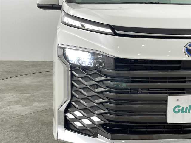 トヨタ ヴォクシー ハイブリッド S－Z 福島県 2023(令5)年 0.6万km ホワイトパールクリスタルシャイン トヨタセーフティセンス/・衝突被害軽減ブレーキ/・交差点事故防止/・アクティブアクティブ操舵機能/・プロアクティブドライビング/・レーダークルーズコントロール/・レーンキープアシスト/・オートマチックハイビーム/純正8インチディスプレイオーディオ/・BT/USB/Miracast/FM/AM/・ETC/・バックカメラ/・前後ドライブレコーダー/電子ブレーキホールド/・ブレーキホールド/3列目シート/・ウォークスルー/・2列目ロールサンシェード/両側パワースライドドア/革巻きステアリング/・ステアリングリモコン/ハーフレザーシート/・D+N席シートヒーター/USB充電ポート/プッシュスタート/・スマートキー/LEDヘッドライト/・オートライト/・ヘッドライトレベライザー/純正フロアマット/純正ドアバイザー/純正17インチAW