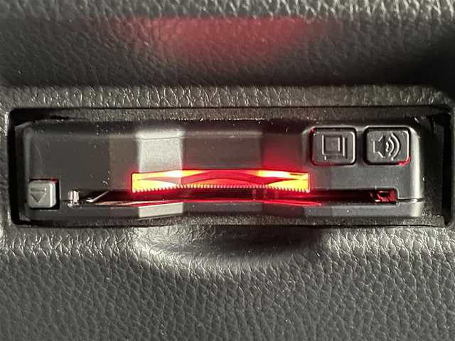 トヨタ ヴォクシー ハイブリッド S－Z 福島県 2023(令5)年 0.6万km ホワイトパールクリスタルシャイン トヨタセーフティセンス/・衝突被害軽減ブレーキ/・交差点事故防止/・アクティブアクティブ操舵機能/・プロアクティブドライビング/・レーダークルーズコントロール/・レーンキープアシスト/・オートマチックハイビーム/純正8インチディスプレイオーディオ/・BT/USB/Miracast/FM/AM/・ETC/・バックカメラ/・前後ドライブレコーダー/電子ブレーキホールド/・ブレーキホールド/3列目シート/・ウォークスルー/・2列目ロールサンシェード/両側パワースライドドア/革巻きステアリング/・ステアリングリモコン/ハーフレザーシート/・D+N席シートヒーター/USB充電ポート/プッシュスタート/・スマートキー/LEDヘッドライト/・オートライト/・ヘッドライトレベライザー/純正フロアマット/純正ドアバイザー/純正17インチAW