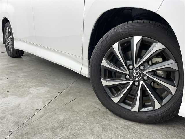 トヨタ ヴォクシー ハイブリッド S－Z 福島県 2023(令5)年 0.6万km ホワイトパールクリスタルシャイン トヨタセーフティセンス/・衝突被害軽減ブレーキ/・交差点事故防止/・アクティブアクティブ操舵機能/・プロアクティブドライビング/・レーダークルーズコントロール/・レーンキープアシスト/・オートマチックハイビーム/純正8インチディスプレイオーディオ/・BT/USB/Miracast/FM/AM/・ETC/・バックカメラ/・前後ドライブレコーダー/電子ブレーキホールド/・ブレーキホールド/3列目シート/・ウォークスルー/・2列目ロールサンシェード/両側パワースライドドア/革巻きステアリング/・ステアリングリモコン/ハーフレザーシート/・D+N席シートヒーター/USB充電ポート/プッシュスタート/・スマートキー/LEDヘッドライト/・オートライト/・ヘッドライトレベライザー/純正フロアマット/純正ドアバイザー/純正17インチAW