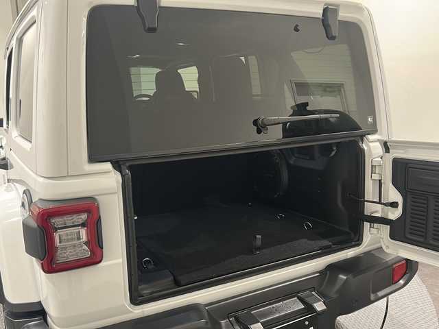 クライスラー・ジープ ジープ ラングラー アンリミテッド サハラ 新潟県 2020(令2)年 3.3万km ブライトホワイト サブウーハー付アルパイン製プレミアムスピーカー/オーディオナビゲーションシステムUconnect/純正ナビ/・フルセグTV/・Bluetooth・/・AM/FMラジオ/・USB・AUX/Apple CarPlay/AndroidAuto/ParkSense/ParkviewTMリアバックアップカメラ/アダプティブ クルーズ コントロール/ブラインドスポットモニター/リアクロスパスディテクション/LEDヘッドライト（オートレベリング機能）/・デイタイムランニングランプ/・オートハイビームヘッドライト/レザーシートJeepロゴ/フロントシートヒーター/ステアリングヒーター/ETC2.0