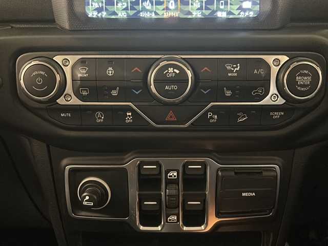 クライスラー・ジープ ジープ ラングラー アンリミテッド サハラ 新潟県 2020(令2)年 3.3万km ブライトホワイト サブウーハー付アルパイン製プレミアムスピーカー/オーディオナビゲーションシステムUconnect/純正ナビ/・フルセグTV/・Bluetooth・/・AM/FMラジオ/・USB・AUX/Apple CarPlay/AndroidAuto/ParkSense/ParkviewTMリアバックアップカメラ/アダプティブ クルーズ コントロール/ブラインドスポットモニター/リアクロスパスディテクション/LEDヘッドライト（オートレベリング機能）/・デイタイムランニングランプ/・オートハイビームヘッドライト/レザーシートJeepロゴ/フロントシートヒーター/ステアリングヒーター/ETC2.0