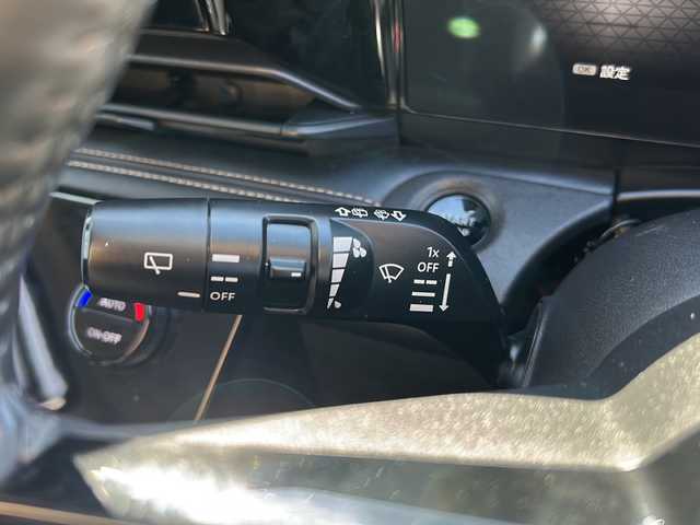 日産 セレナ e－パワー ハイウェイスター V 岐阜県 2023(令5)年 5.1万km パールⅡ 登録時走行距離50196km/カラーコード　XKJ　(プリズムホワイト/スーパーブラック)/フリップダウンモニター/全方位カメラ/純正ＳＤナビ/バックカメラ/フルセグＴＶ/両側パワースライドドア/2トーン/レーンキープアシスト/クルーズコントロール/コーナーセンサー/ドライブレコーダー/ビルトインＥＴＣ/禁煙車/プッシュスタート/スマートキー/スペアキー/パーキングアシスト/USB入力端子/純正アルミホイール/LEDヘッドライト/オートライト