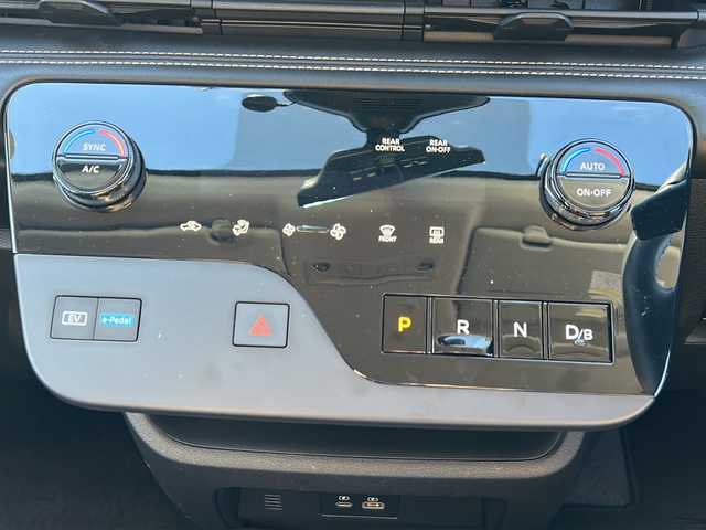 日産 セレナ e－パワー ハイウェイスター V 岐阜県 2023(令5)年 5.1万km パールⅡ 登録時走行距離50196km/カラーコード　XKJ　(プリズムホワイト/スーパーブラック)/フリップダウンモニター/全方位カメラ/純正ＳＤナビ/バックカメラ/フルセグＴＶ/両側パワースライドドア/2トーン/レーンキープアシスト/クルーズコントロール/コーナーセンサー/ドライブレコーダー/ビルトインＥＴＣ/禁煙車/プッシュスタート/スマートキー/スペアキー/パーキングアシスト/USB入力端子/純正アルミホイール/LEDヘッドライト/オートライト