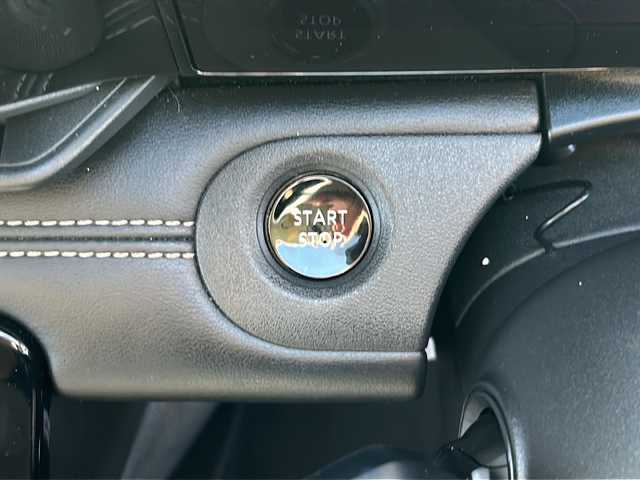 日産 セレナ e－パワー ハイウェイスター V 岐阜県 2023(令5)年 5.1万km パールⅡ 登録時走行距離50196km/カラーコード　XKJ　(プリズムホワイト/スーパーブラック)/フリップダウンモニター/全方位カメラ/純正ＳＤナビ/バックカメラ/フルセグＴＶ/両側パワースライドドア/2トーン/レーンキープアシスト/クルーズコントロール/コーナーセンサー/ドライブレコーダー/ビルトインＥＴＣ/禁煙車/プッシュスタート/スマートキー/スペアキー/パーキングアシスト/USB入力端子/純正アルミホイール/LEDヘッドライト/オートライト