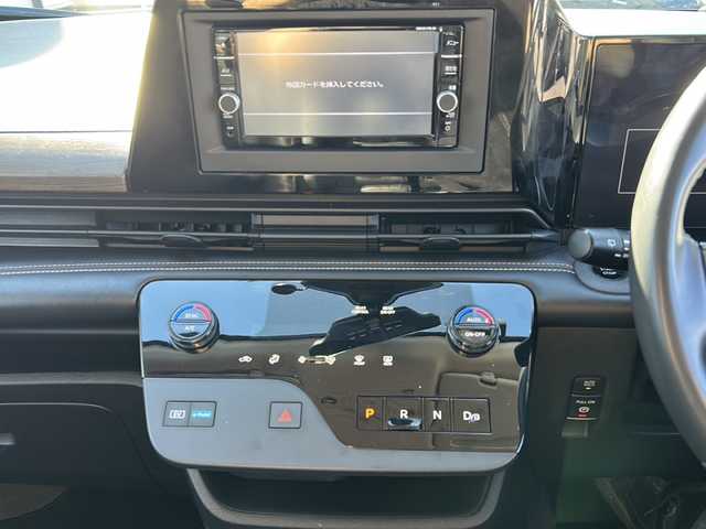 日産 セレナ e－パワー ハイウェイスター V 岐阜県 2023(令5)年 5.1万km パールⅡ 登録時走行距離50196km/カラーコード　XKJ　(プリズムホワイト/スーパーブラック)/フリップダウンモニター/全方位カメラ/純正ＳＤナビ/バックカメラ/フルセグＴＶ/両側パワースライドドア/2トーン/レーンキープアシスト/クルーズコントロール/コーナーセンサー/ドライブレコーダー/ビルトインＥＴＣ/禁煙車/プッシュスタート/スマートキー/スペアキー/パーキングアシスト/USB入力端子/純正アルミホイール/LEDヘッドライト/オートライト