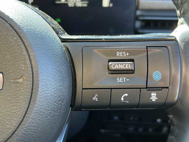 日産 セレナ e－パワー ハイウェイスター V 岐阜県 2023(令5)年 5.1万km パールⅡ 登録時走行距離50196km/カラーコード　XKJ　(プリズムホワイト/スーパーブラック)/フリップダウンモニター/全方位カメラ/純正ＳＤナビ/バックカメラ/フルセグＴＶ/両側パワースライドドア/2トーン/レーンキープアシスト/クルーズコントロール/コーナーセンサー/ドライブレコーダー/ビルトインＥＴＣ/禁煙車/プッシュスタート/スマートキー/スペアキー/パーキングアシスト/USB入力端子/純正アルミホイール/LEDヘッドライト/オートライト