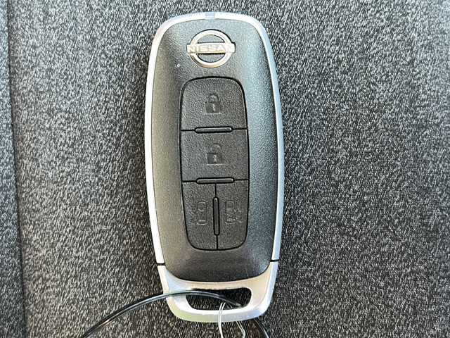 日産 セレナ e－パワー ハイウェイスター V 岐阜県 2023(令5)年 5.1万km パールⅡ 登録時走行距離50196km/カラーコード　XKJ　(プリズムホワイト/スーパーブラック)/フリップダウンモニター/全方位カメラ/純正ＳＤナビ/バックカメラ/フルセグＴＶ/両側パワースライドドア/2トーン/レーンキープアシスト/クルーズコントロール/コーナーセンサー/ドライブレコーダー/ビルトインＥＴＣ/禁煙車/プッシュスタート/スマートキー/スペアキー/パーキングアシスト/USB入力端子/純正アルミホイール/LEDヘッドライト/オートライト