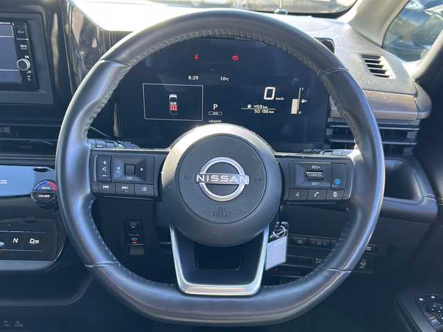 日産 セレナ e－パワー ハイウェイスター V 岐阜県 2023(令5)年 5.1万km パールⅡ 登録時走行距離50196km/カラーコード　XKJ　(プリズムホワイト/スーパーブラック)/フリップダウンモニター/全方位カメラ/純正ＳＤナビ/バックカメラ/フルセグＴＶ/両側パワースライドドア/2トーン/レーンキープアシスト/クルーズコントロール/コーナーセンサー/ドライブレコーダー/ビルトインＥＴＣ/禁煙車/プッシュスタート/スマートキー/スペアキー/パーキングアシスト/USB入力端子/純正アルミホイール/LEDヘッドライト/オートライト