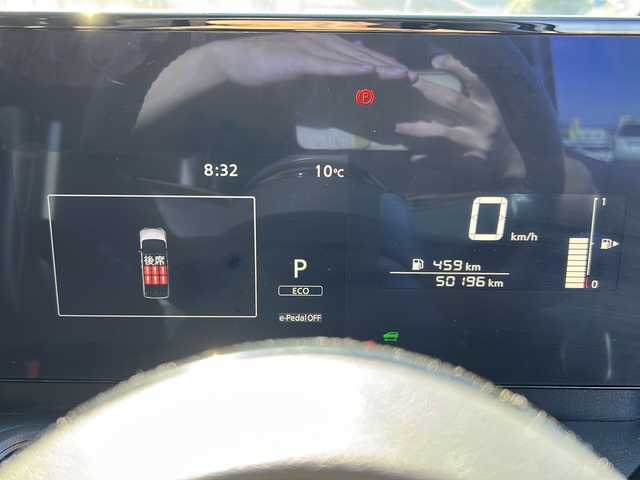 日産 セレナ e－パワー ハイウェイスター V 岐阜県 2023(令5)年 5.1万km パールⅡ 登録時走行距離50196km/カラーコード　XKJ　(プリズムホワイト/スーパーブラック)/フリップダウンモニター/全方位カメラ/純正ＳＤナビ/バックカメラ/フルセグＴＶ/両側パワースライドドア/2トーン/レーンキープアシスト/クルーズコントロール/コーナーセンサー/ドライブレコーダー/ビルトインＥＴＣ/禁煙車/プッシュスタート/スマートキー/スペアキー/パーキングアシスト/USB入力端子/純正アルミホイール/LEDヘッドライト/オートライト