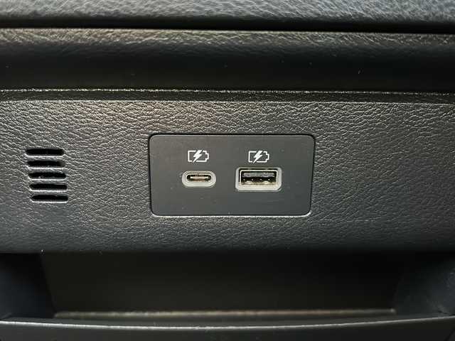 日産 セレナ e－パワー ハイウェイスター V 岐阜県 2023(令5)年 5.1万km パールⅡ 登録時走行距離50196km/カラーコード　XKJ　(プリズムホワイト/スーパーブラック)/フリップダウンモニター/全方位カメラ/純正ＳＤナビ/バックカメラ/フルセグＴＶ/両側パワースライドドア/2トーン/レーンキープアシスト/クルーズコントロール/コーナーセンサー/ドライブレコーダー/ビルトインＥＴＣ/禁煙車/プッシュスタート/スマートキー/スペアキー/パーキングアシスト/USB入力端子/純正アルミホイール/LEDヘッドライト/オートライト