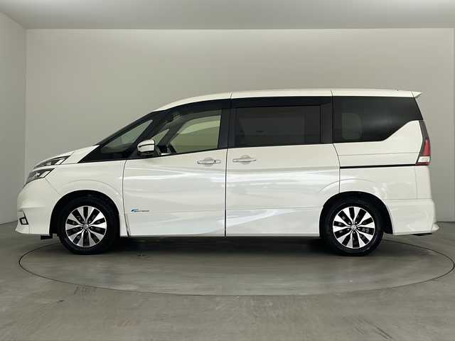 日産 セレナ ハイウェイスター G 兵庫県 2016(平28)年 6.5万km ブリリアントホワイトパール ・純正9インチナビ/・CD・DVD・Blu-ray・USB・SD・BT/・フルセグTV/・アラウンドビューモニター/・バックカメラ/・パーキングアシスト/・電子パーキングブレーキ/・オートホールド/・前方ドライブレコーダー/・ビルトインETC/・ハンズフリーパワースライドドア/・両側パワースライドドア/・プロパイロット/・車線逸脱警報/・車線逸脱防止支援/・エマージェンシーブレーキ/・標識検知/・クリアランスソナー/・ふらつき警報/・レーダークルーズコントロール/・横滑り防止装置/・インテリジェントルームミラー/・アイドリングストップ/・革巻きステアリング/・ステアリングスイッチ/・ドアバイザー/・ウインカーミラー/・フォグランプ/・LEDヘッドランプ/・電動格納ミラー/・純正フロアマット/・純正アルミホイール/・スマートキー/・プッシュスタート/・2列目サンシェード