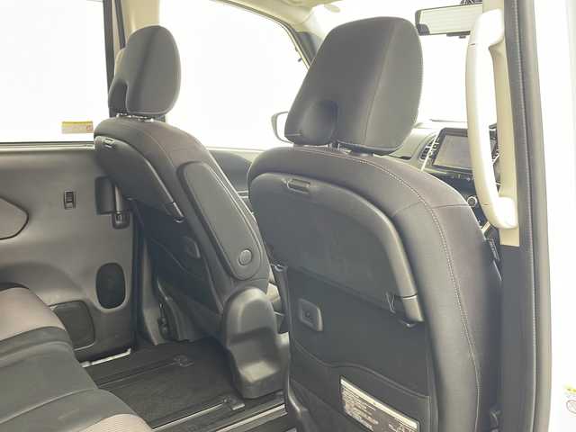 日産 セレナ ハイウェイスター G 兵庫県 2016(平28)年 6.5万km ブリリアントホワイトパール ・純正9インチナビ/・CD・DVD・Blu-ray・USB・SD・BT/・フルセグTV/・アラウンドビューモニター/・バックカメラ/・パーキングアシスト/・電子パーキングブレーキ/・オートホールド/・前方ドライブレコーダー/・ビルトインETC/・ハンズフリーパワースライドドア/・両側パワースライドドア/・プロパイロット/・車線逸脱警報/・車線逸脱防止支援/・エマージェンシーブレーキ/・標識検知/・クリアランスソナー/・ふらつき警報/・レーダークルーズコントロール/・横滑り防止装置/・インテリジェントルームミラー/・アイドリングストップ/・革巻きステアリング/・ステアリングスイッチ/・ドアバイザー/・ウインカーミラー/・フォグランプ/・LEDヘッドランプ/・電動格納ミラー/・純正フロアマット/・純正アルミホイール/・スマートキー/・プッシュスタート/・2列目サンシェード