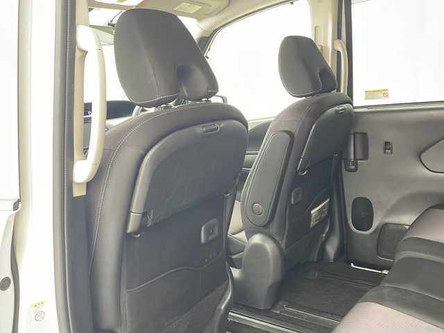 日産 セレナ ハイウェイスター G 兵庫県 2016(平28)年 6.5万km ブリリアントホワイトパール ・純正9インチナビ/・CD・DVD・Blu-ray・USB・SD・BT/・フルセグTV/・アラウンドビューモニター/・バックカメラ/・パーキングアシスト/・電子パーキングブレーキ/・オートホールド/・前方ドライブレコーダー/・ビルトインETC/・ハンズフリーパワースライドドア/・両側パワースライドドア/・プロパイロット/・車線逸脱警報/・車線逸脱防止支援/・エマージェンシーブレーキ/・標識検知/・クリアランスソナー/・ふらつき警報/・レーダークルーズコントロール/・横滑り防止装置/・インテリジェントルームミラー/・アイドリングストップ/・革巻きステアリング/・ステアリングスイッチ/・ドアバイザー/・ウインカーミラー/・フォグランプ/・LEDヘッドランプ/・電動格納ミラー/・純正フロアマット/・純正アルミホイール/・スマートキー/・プッシュスタート/・2列目サンシェード