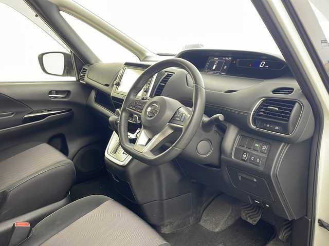 日産 セレナ ハイウェイスター G 兵庫県 2016(平28)年 6.5万km ブリリアントホワイトパール ・純正9インチナビ/・CD・DVD・Blu-ray・USB・SD・BT/・フルセグTV/・アラウンドビューモニター/・バックカメラ/・パーキングアシスト/・電子パーキングブレーキ/・オートホールド/・前方ドライブレコーダー/・ビルトインETC/・ハンズフリーパワースライドドア/・両側パワースライドドア/・プロパイロット/・車線逸脱警報/・車線逸脱防止支援/・エマージェンシーブレーキ/・標識検知/・クリアランスソナー/・ふらつき警報/・レーダークルーズコントロール/・横滑り防止装置/・インテリジェントルームミラー/・アイドリングストップ/・革巻きステアリング/・ステアリングスイッチ/・ドアバイザー/・ウインカーミラー/・フォグランプ/・LEDヘッドランプ/・電動格納ミラー/・純正フロアマット/・純正アルミホイール/・スマートキー/・プッシュスタート/・2列目サンシェード