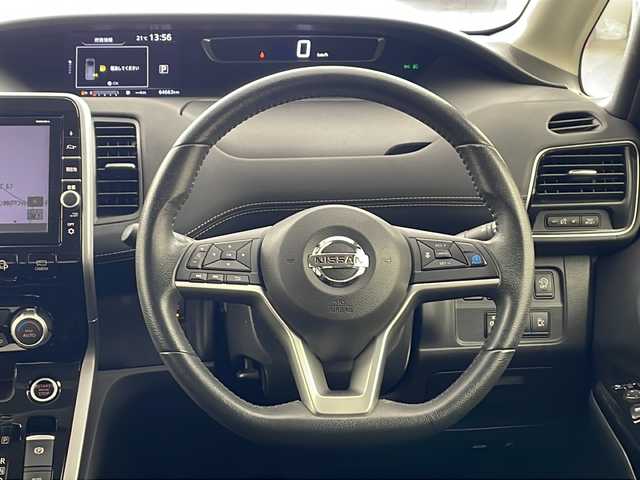 日産 セレナ ハイウェイスター G 兵庫県 2016(平28)年 6.5万km ブリリアントホワイトパール ・純正9インチナビ/・CD・DVD・Blu-ray・USB・SD・BT/・フルセグTV/・アラウンドビューモニター/・バックカメラ/・パーキングアシスト/・電子パーキングブレーキ/・オートホールド/・前方ドライブレコーダー/・ビルトインETC/・ハンズフリーパワースライドドア/・両側パワースライドドア/・プロパイロット/・車線逸脱警報/・車線逸脱防止支援/・エマージェンシーブレーキ/・標識検知/・クリアランスソナー/・ふらつき警報/・レーダークルーズコントロール/・横滑り防止装置/・インテリジェントルームミラー/・アイドリングストップ/・革巻きステアリング/・ステアリングスイッチ/・ドアバイザー/・ウインカーミラー/・フォグランプ/・LEDヘッドランプ/・電動格納ミラー/・純正フロアマット/・純正アルミホイール/・スマートキー/・プッシュスタート/・2列目サンシェード